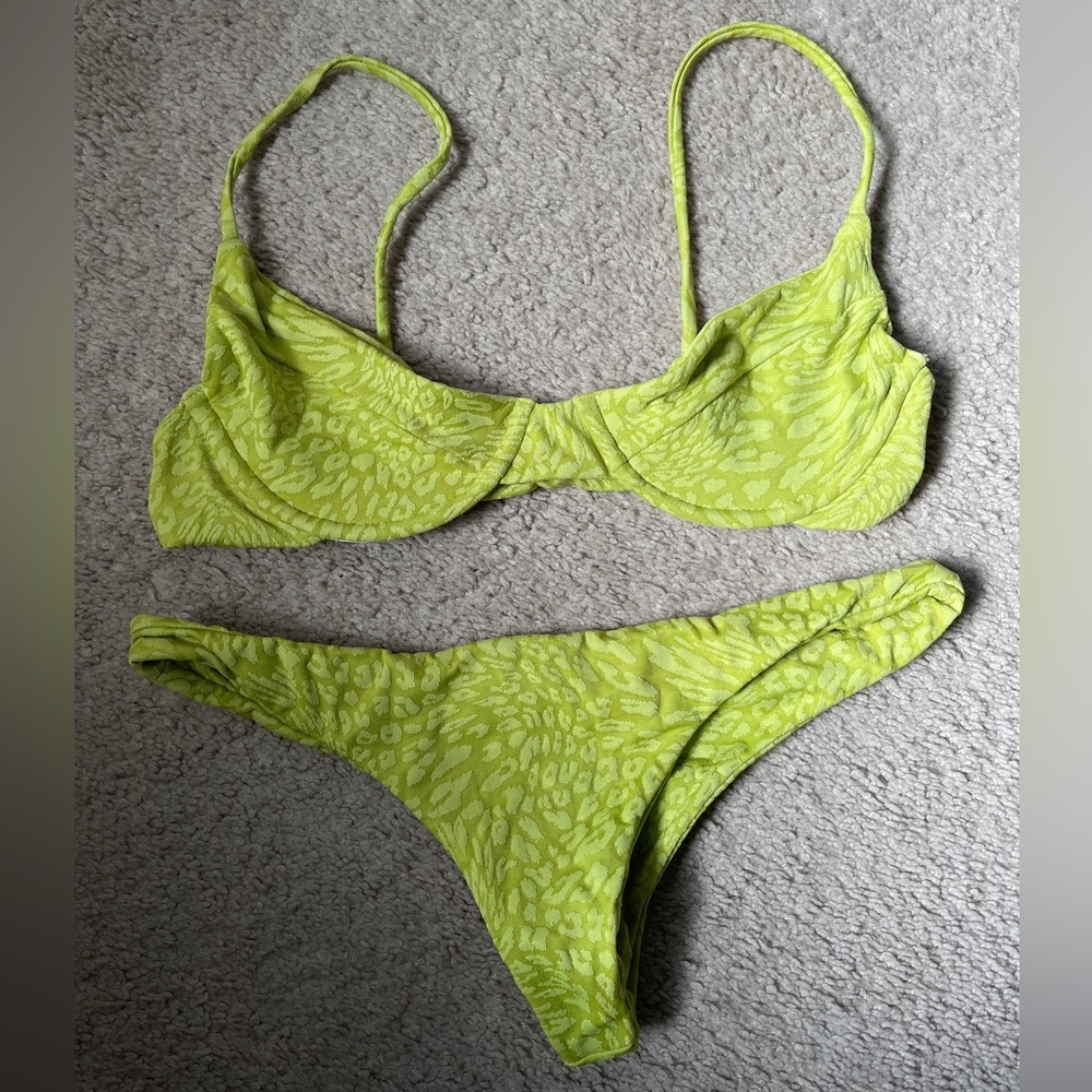 Benoa bikini Shea top & Tai bottoms. M top S bottom. Lime green animal print.